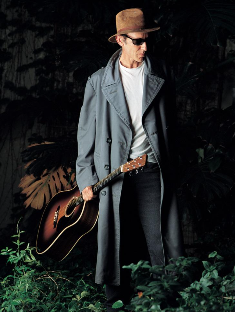Skay Beilinson con guitarra acústica